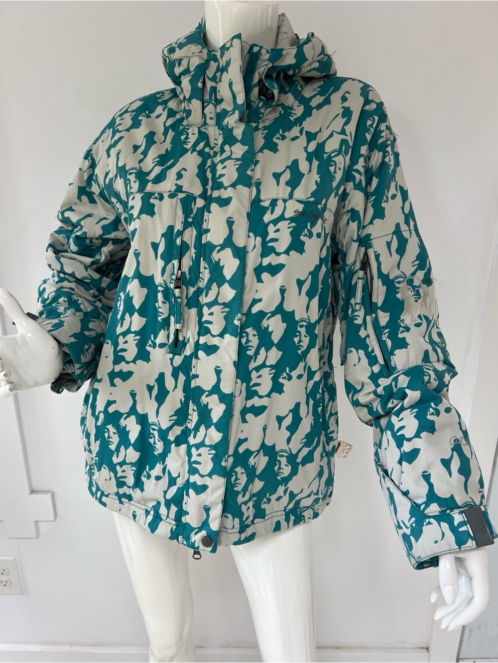 686 Snowboarding Jacket women’s size Medium ,Art to wear Boho ski skating